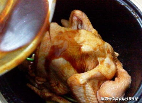 整只鸡放电饭锅里焖,不加水不放油,出锅比烤鸡还香,太诱人了